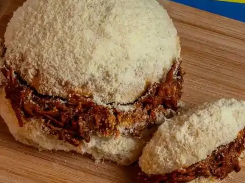 Pãozinho recheado com costela desfiada