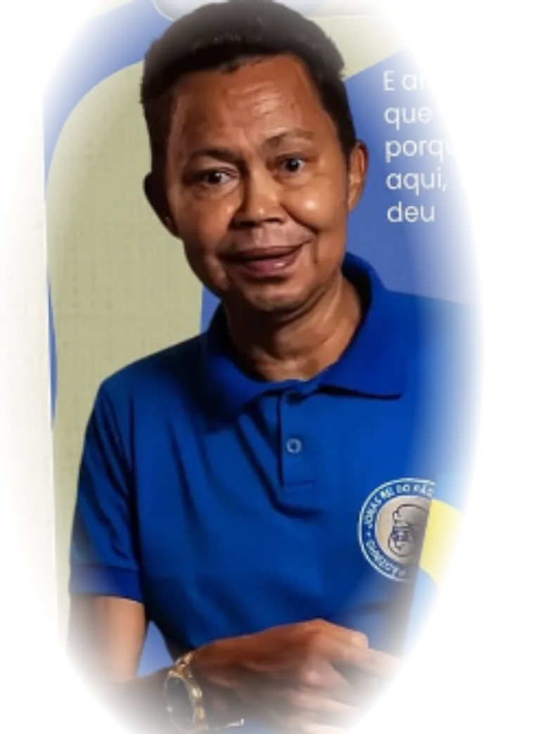 Jonas, o Rei do Pãozinho, sorrindo com a camisa polo azul da padaria